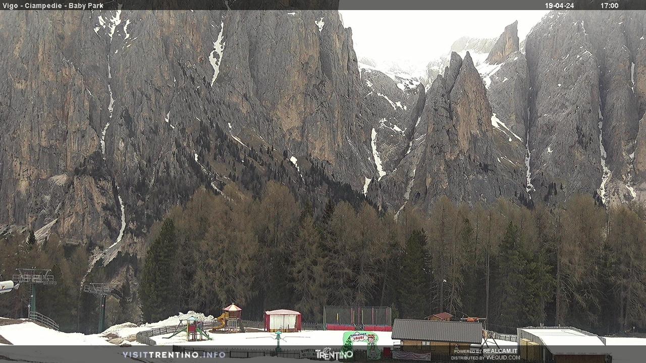 Webcam Vigo di Fassa - Catinaccio - Kinderpark Ciampedie - Altitude: 1,997 metresArea: Ciampedie Panoramic viewpoint: Kinderpark Ciampedie, the playground for children open both in summer and winter, directly on the ski slopes of Catinaccio, at the foot of Larséch. It’s easily reachable thanks to the cable car from Vigo di Fassa ...