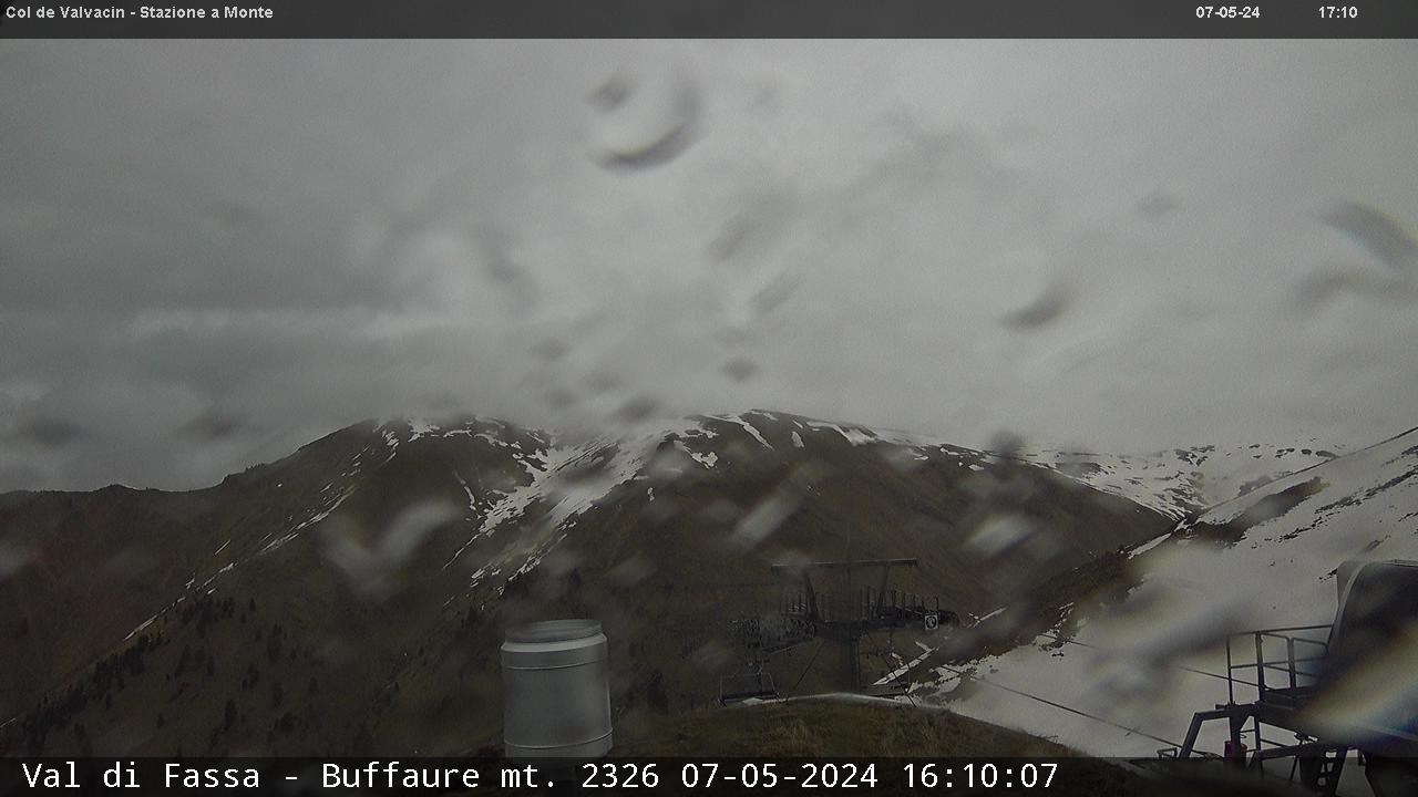 Webcam Pozza di Fassa - Buffaure - Pista Valvacin B - Altitudine: 2.354 metri<BR>Posizione: Col de Valvacin <BR>Punto Panoramico: webcam statica. Immagine panoramica della pista rossa 