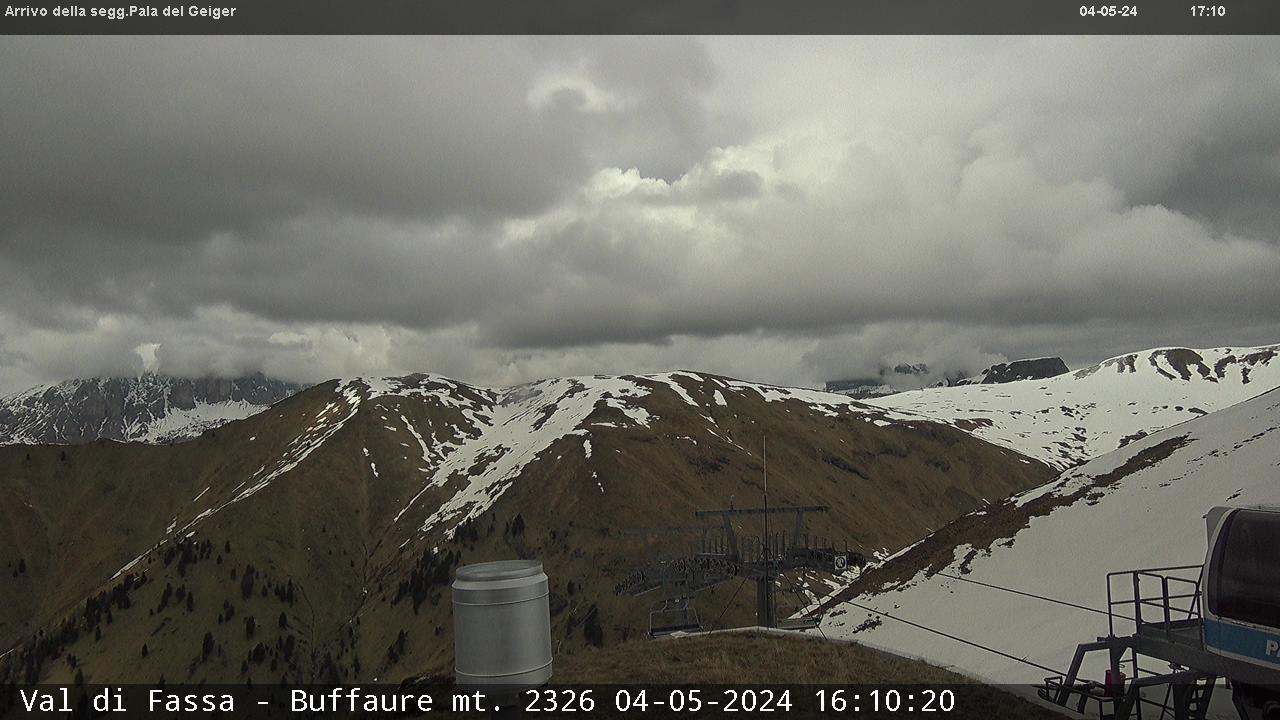Webcam Pozza di Fassa - Buffaure - Val Monzoni - Altitudine: 2.354 metriPosizione: Col de Valvacin Punto Panoramico: webcam statica. Immagine panoramica della pista rossa 