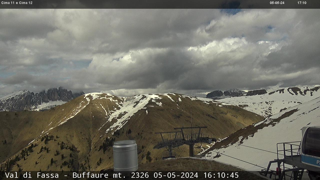 Webcam Pozza di Fassa - Buffaure - Cima 11 e Cima 12 - Höhenlage: 2.354 m<BR>Position: Col de Valvacin <BR>Aussichtspunkt: statische Webcam. Sessellift 
